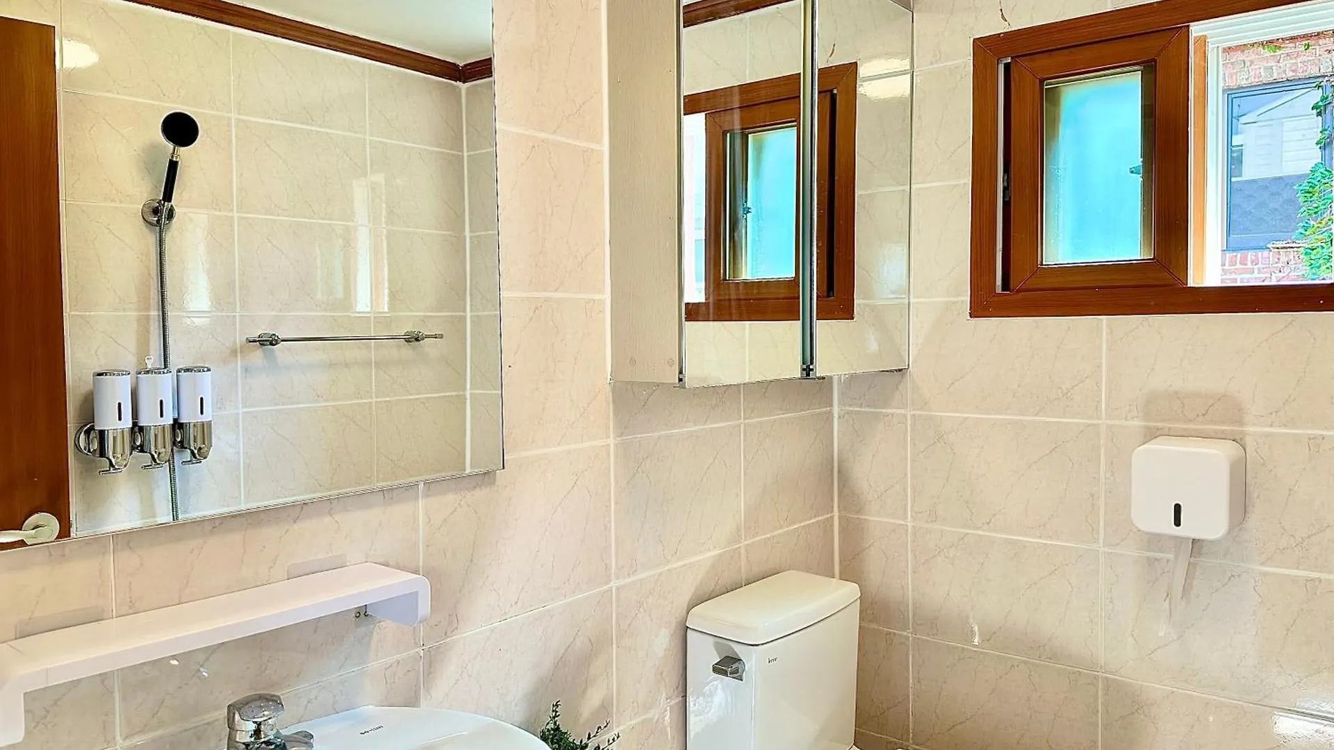 New, 3Min To Hapjeong St, Airport Bus Stop, 8Min To Hongdae & Mangwon Market, Han River Park, 2Br 3Qb Full Of Sunshine, Hotel Bedding, City Nature Soul 0*,